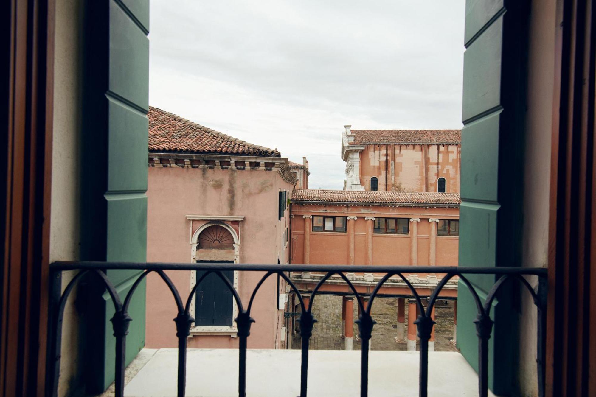 Palazzo Contarini Della Porta Di Ferro * Venise