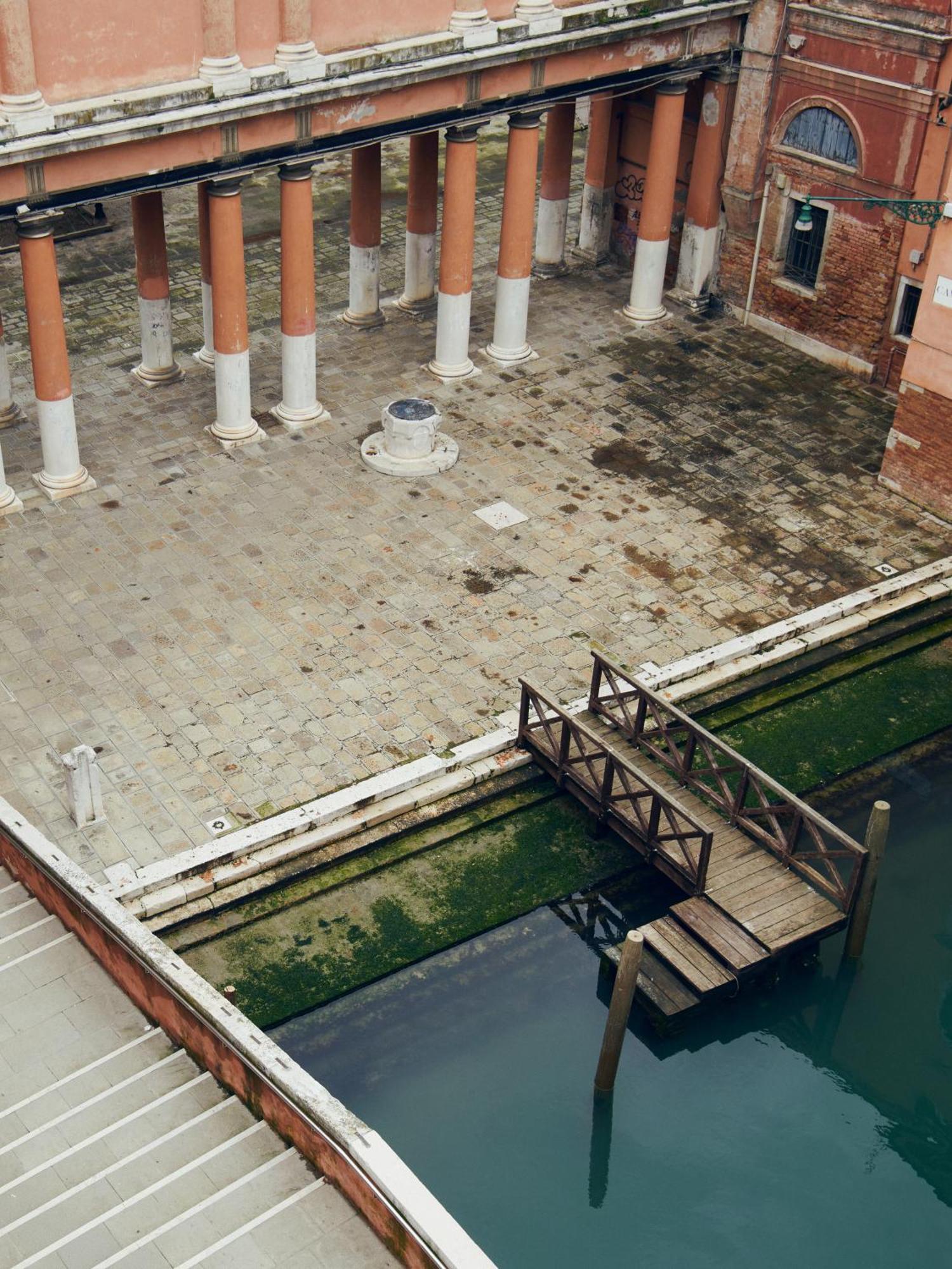 Palazzo Contarini Della Porta Di Ferro *